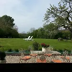- Le Clos Aux Masques Bed & Breakfast 3*