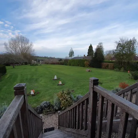 - Le Clos Aux Masques Bed and breakfast Saint-Pierre-Azif