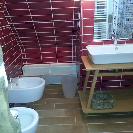 - Le Clos Aux Masques Bed & Breakfast