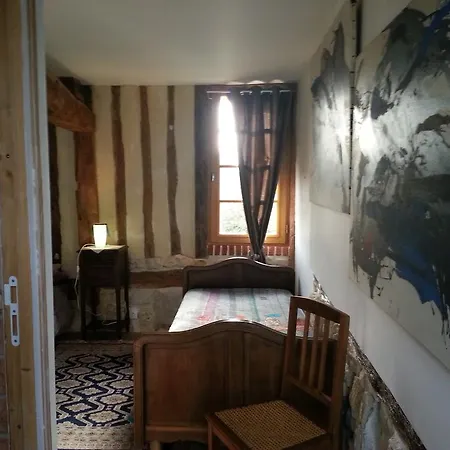 - Le Clos Aux Masques Bed & Breakfast Saint-Pierre-Azif