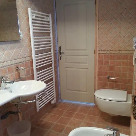 - Le Clos Aux Masques Bed & Breakfast Saint-Pierre-Azif