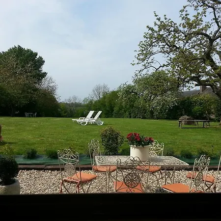 - Le Clos Aux Masques Bed & Breakfast 3*
