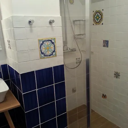 - Le Clos Aux Masques Bed and breakfast Saint-Pierre-Azif