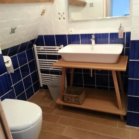 - Le Clos Aux Masques Bed & Breakfast Saint-Pierre-Azif