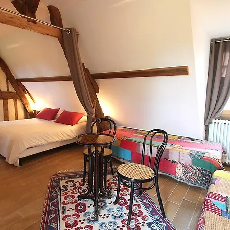 - Le Clos Aux Masques Bed & Breakfast