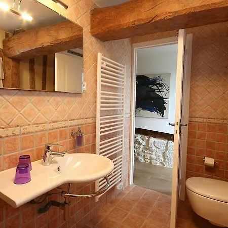- Le Clos Aux Masques 3*