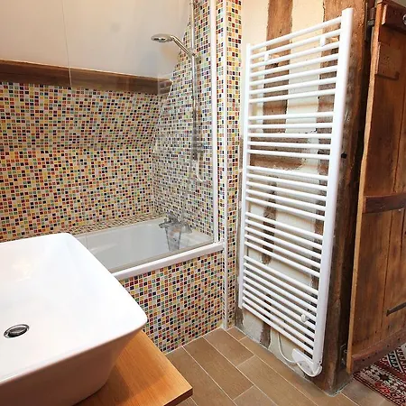 - Le Clos Aux Masques Bed & Breakfast