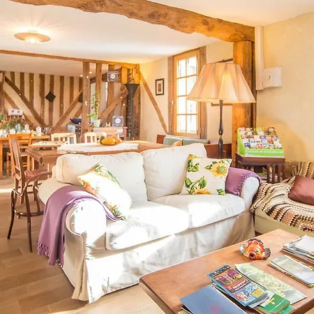 - Le Clos Aux Masques Bed & Breakfast