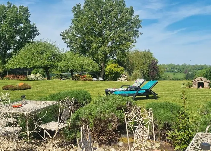 - Le Clos Aux Masques לינה וארוחת בוקר 3*