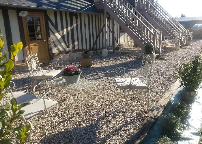 לינה וארוחת בוקר - Le Clos Aux Masques 3*